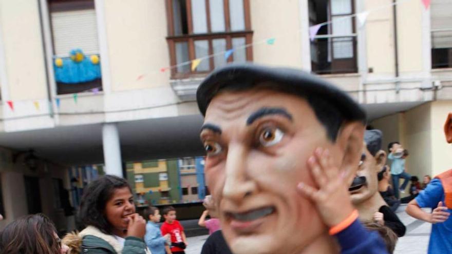 Un cabezudo en el pasacalles.