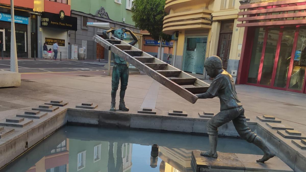 La estatua de la plaza Farray amanece con una escalera