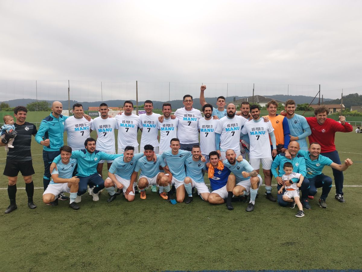 La plantilla del Beluso con camisetas en memoria de Manu Reiriz.