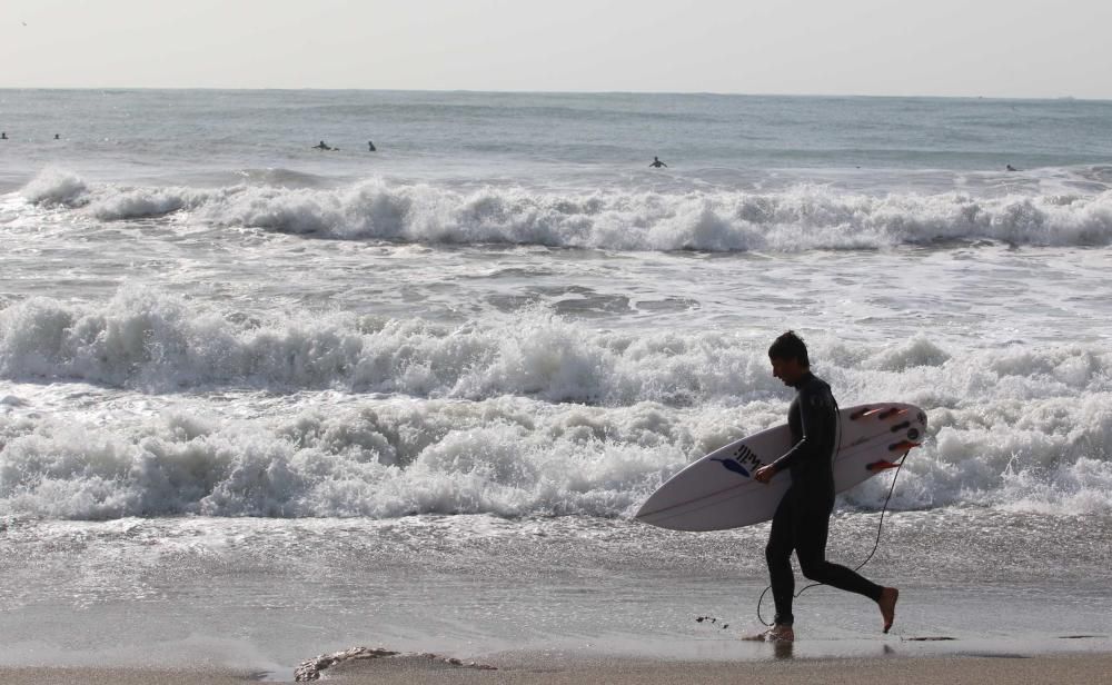 Las olas de 5 metros que se alcanzaron este miércoles en la costa malagueña fueron aprovechadas por unos pocos intrépidos surferos