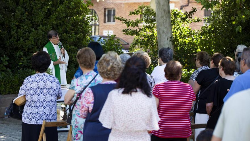 Eucaristía celebrada recientemente en la plaza de Santa Lucía, de Aldea Moret, con motivo de sus fiestas estivales.