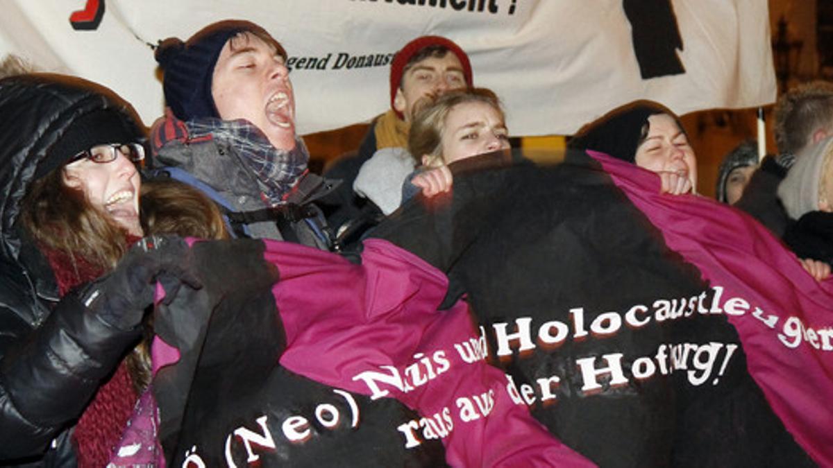 Varios jóvenes protestan contra el baile de la ultraderecha, a las puertas del palacio Hofburg, en Viena.