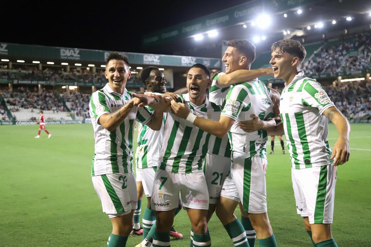 Toril celebra con sus compañeros el gol de la victoria ante el Recreativo de Huelva.