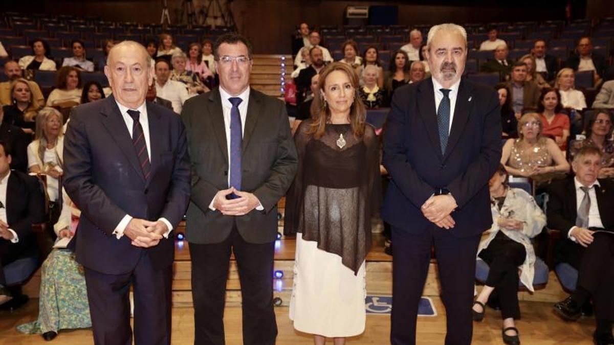 Por la izquierda, el político Nicolás Redondo Terreros; el argentino Marcelo Gullo; Obdulia Fernández, presidenta de Paisajes de Asturias, y Manuel Paredes, vicepresidente del Real Oviedo, galardonados con el premio «Libertas».