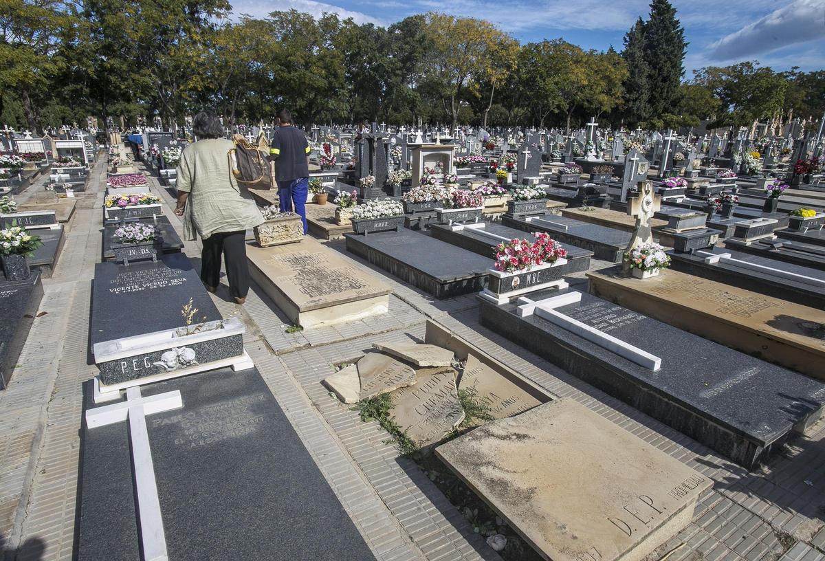 El cementerio de Alicante, en la víspera del Día de Todos los Santos el año pasado.