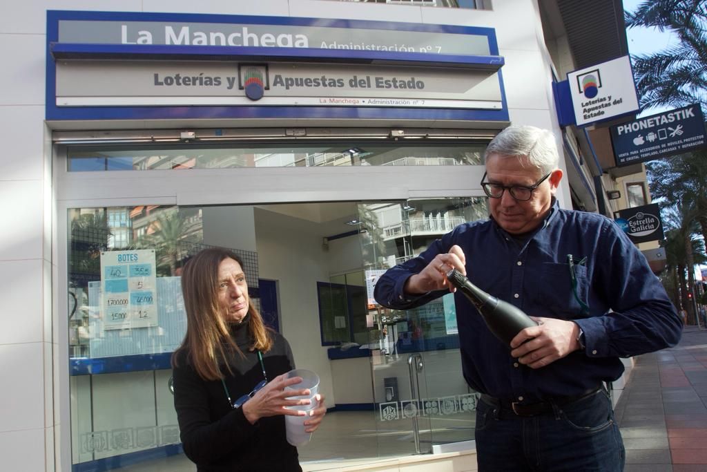 La administración de Loterías La Manchega de Alicante vende parte del segundo premio del sorteo de El Niño