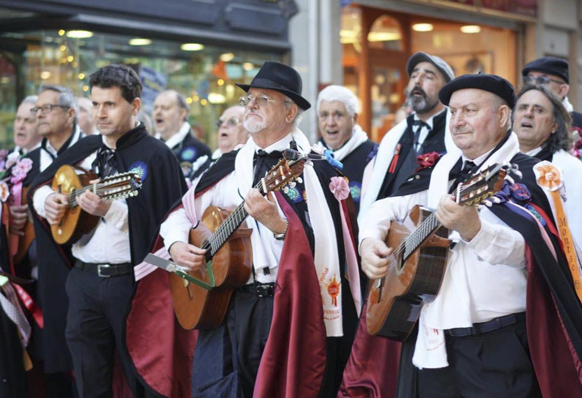 Integrantes de una de las rondallas tocando y cantando durante una edición anterior de la fiesta de las Pepitas. | CEDIDA