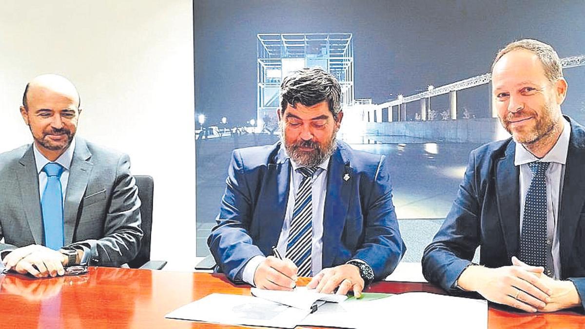 Guinea, Bestard y Pons firman ayer el contrato.