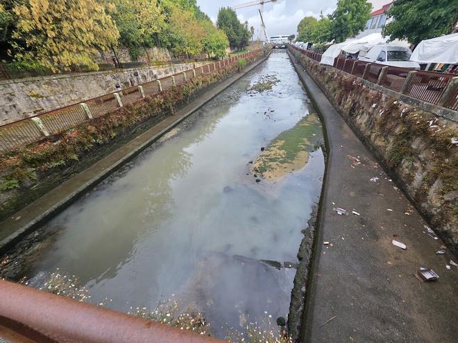 El río O Con (Vilagarcía) vuelve a contaminar la ría de Arousa