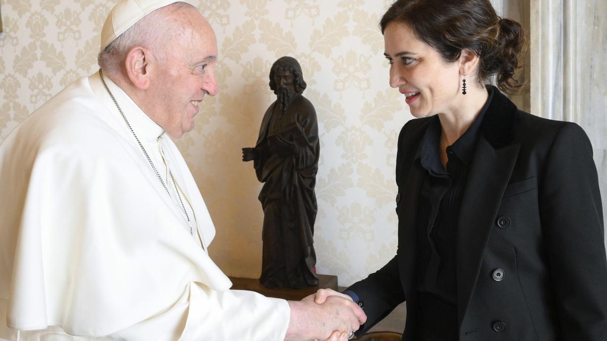 Una imagen proporcionada por los medios del Vaticano muestra al Papa Francisco con la Presidenta Regional de Madrid, Isabel Díaz Ayuso, durante su reunión en el Vaticano