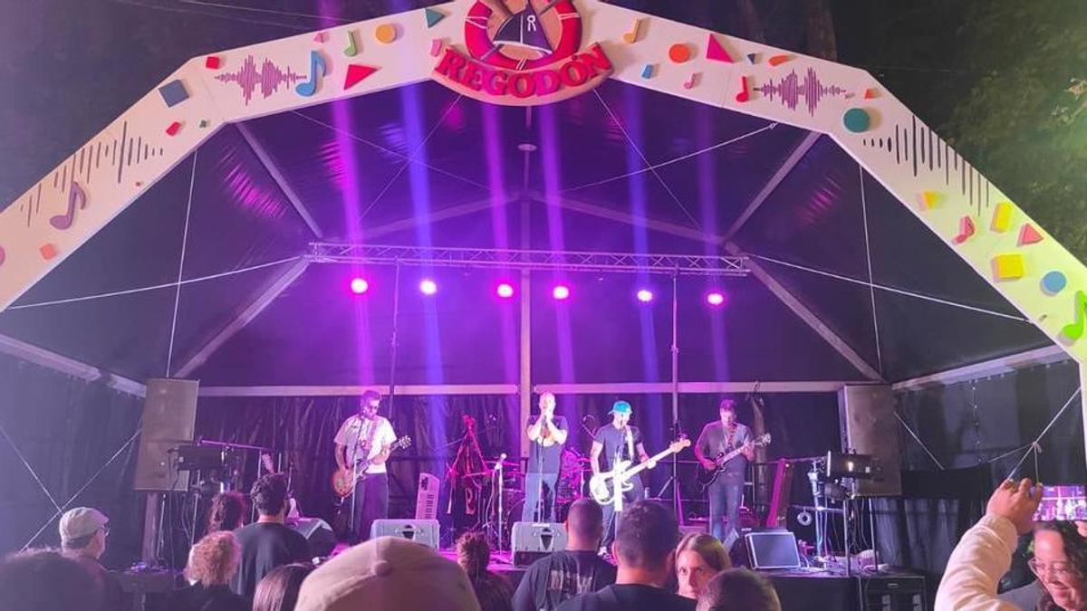"Trujas" durante su actuación en el Regodón de Laviana