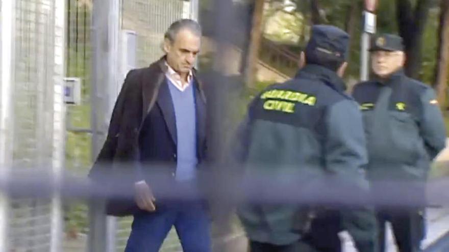 Mario Conde, ayer, en el momento de abandonar la Comandancia de la Guardia Civil en Tres Cantos (Madrid), antes de declarar. // Agencia Atlas