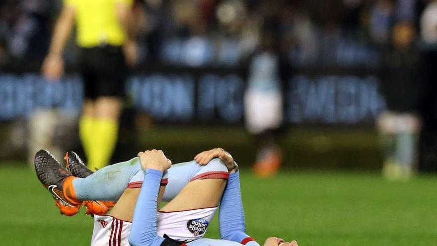 Iago Aspas se duele del muslo al final del partido del martes contra el Barça. // M.G. Brea