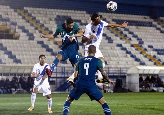 Miha Mevlja (I) y  Petros Giakoumakis (D) durante el partido de la UEFA Nations League entre Grecia y Eslovenia en el  Georgios Kamaras Stadium en Atenas.