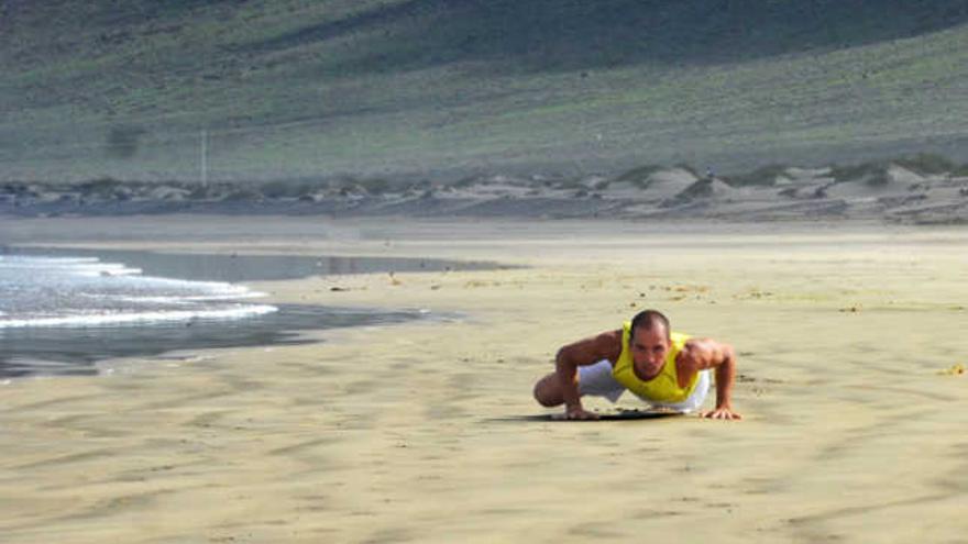 Airam Fernández en un entrenamiento de PaleoTraining en la playa de Famara en Lanzarote. | lp / dlp