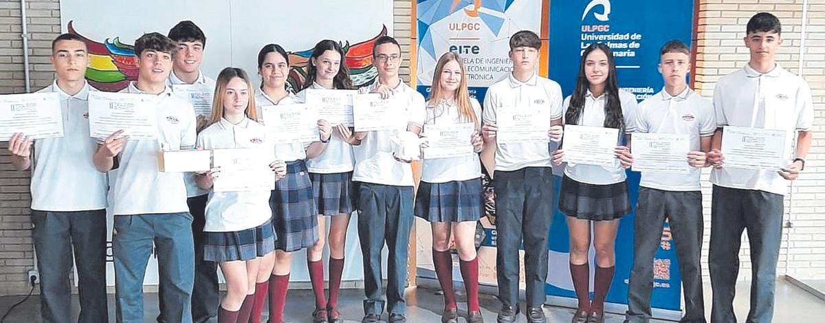 Alumnos de 4º de la ESO recibiendo el premio en la ULPGC. L