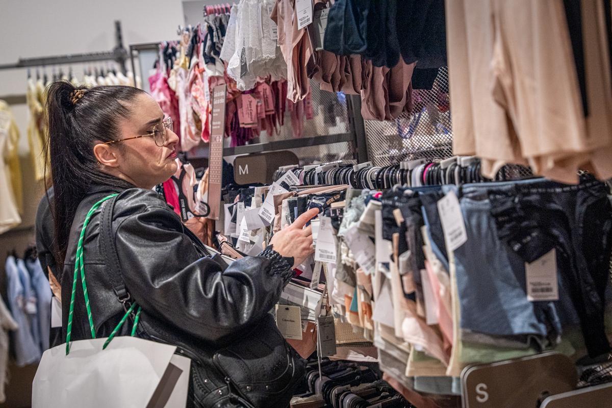 Furor y ofertas en el estreno de la primera tienda en Barcelona del outlet de grandes marcas TK-Maxx