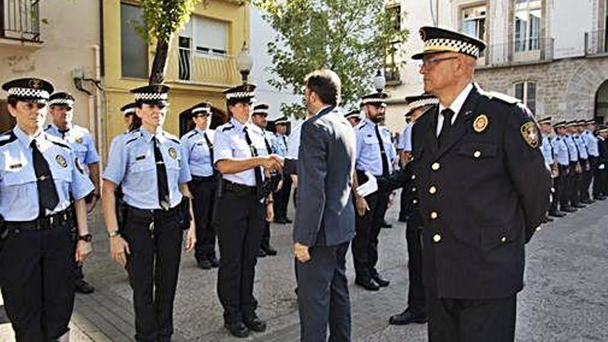 L&#039;alcalde, Àngel Canosa, saludant als agents.