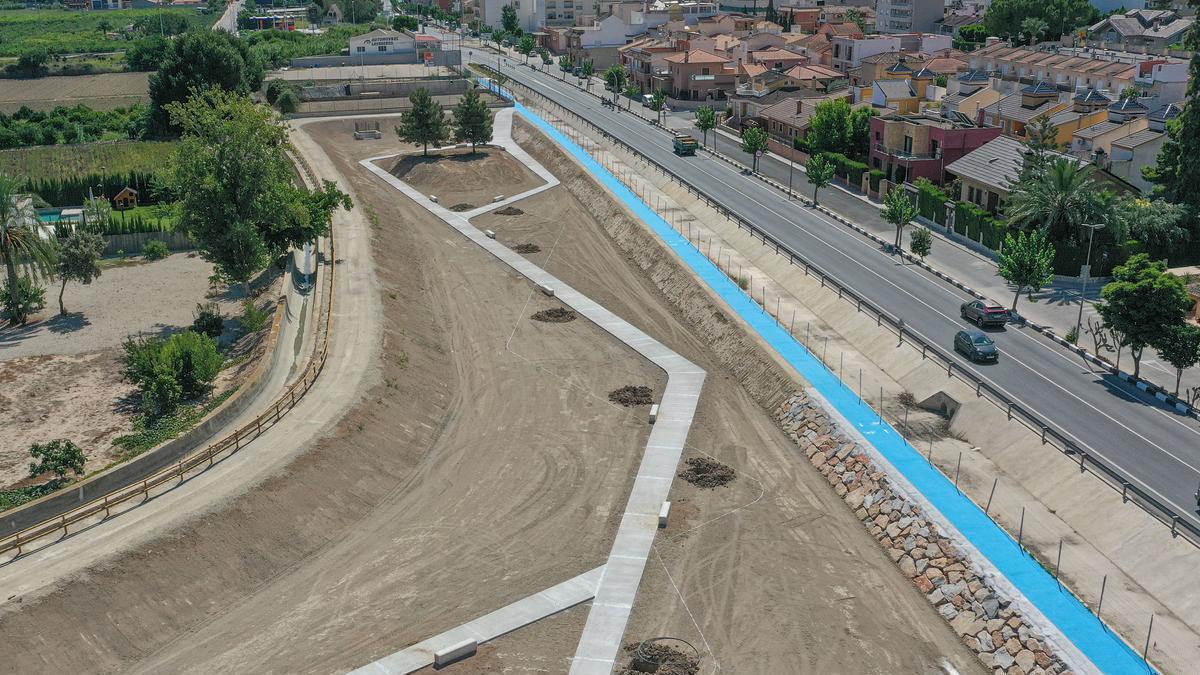 Imagen del parque fluvial cuando se terminó el pasado mes de agosto. A la derecha el carril bici