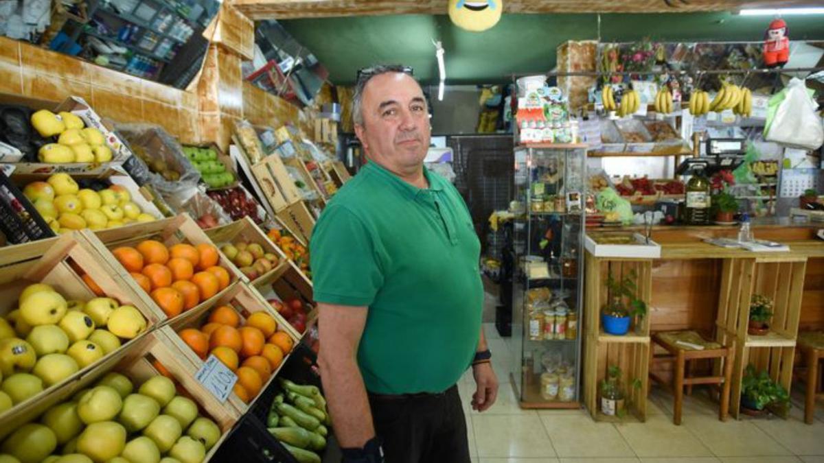 Frutero del barrio, junto al antiguo bar El Pireo.