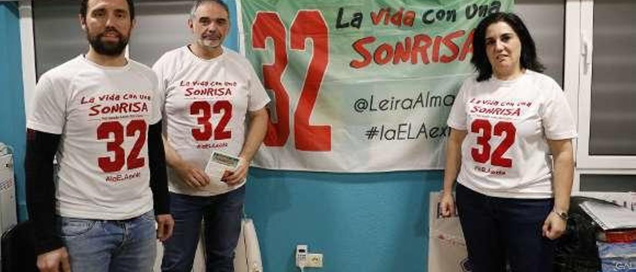 Juan Nicieza, Manuel Miranda y la viuda de Leira, Maite Sánchez, con las camisetas de la carrera.