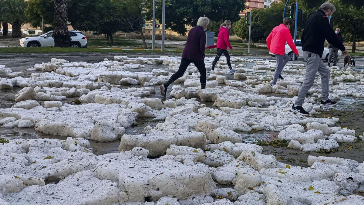 La tormenta que cayó a las tres de la madrugada en Alicante dejó 40 litros por metro cuadrado, la mayoría en forma de bolas de granizo que a primera hora de la mañana no se habían derretido. | RAFA ARJONES