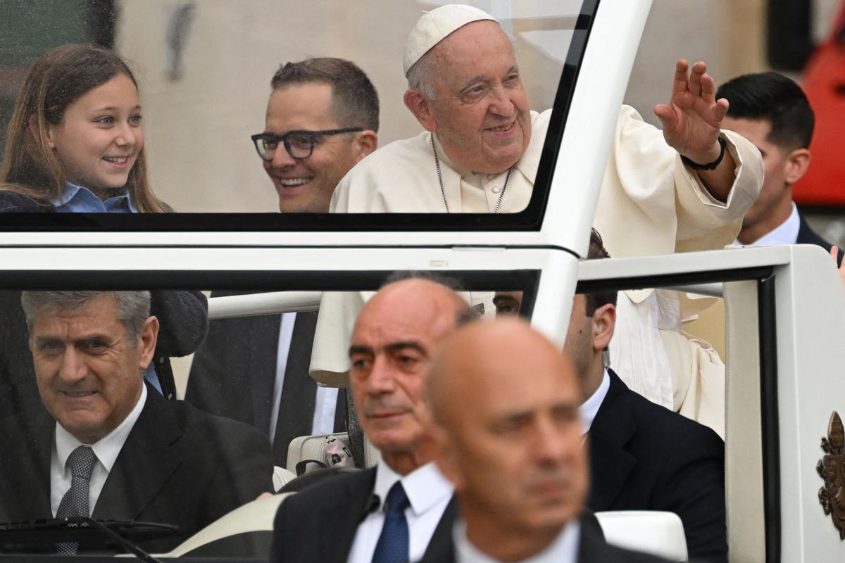 El Papa Francisco durante la audiencia general semanal en la plaza de San Pedro.