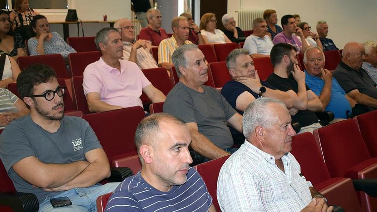 Vecinos implicados en el proceso de reestructuración parcelaria de Valga.