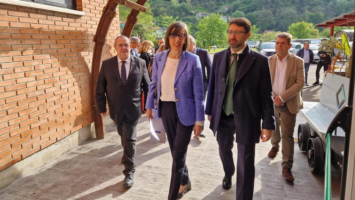 De izquierda a derecha, Isaac Pola, Nieves Roqueñí y Enrique Fernández, señalados en el dictamen, con José Ramón Martín Ardines (alcalde de San Martín del Rey Aurelio), en una imagen de archivo.