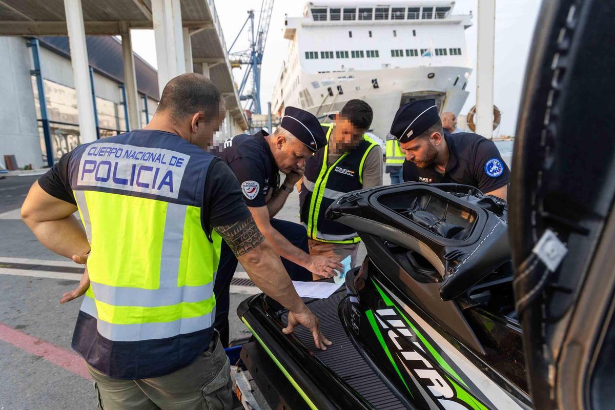 España y Francia colaboran para frenar el tráfico de vehículos robados en ferrys hacia Argelia desde Alicante España y Francia colaboran para frenar el tráfico de vehículos robados en ferrys hacia Argelia desde Alicante