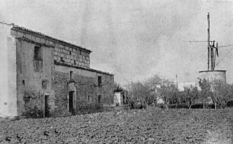 Imagen de las casas de Son Sintes, sobre cuyo portal el vicario Parera hizo colocar la placa de piedra recordando los hechos.