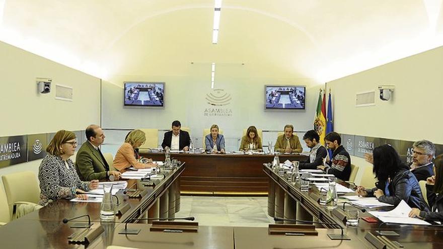 La Asamblea de Extremadura debate la exención del IBI que la Junta prevé en el SES