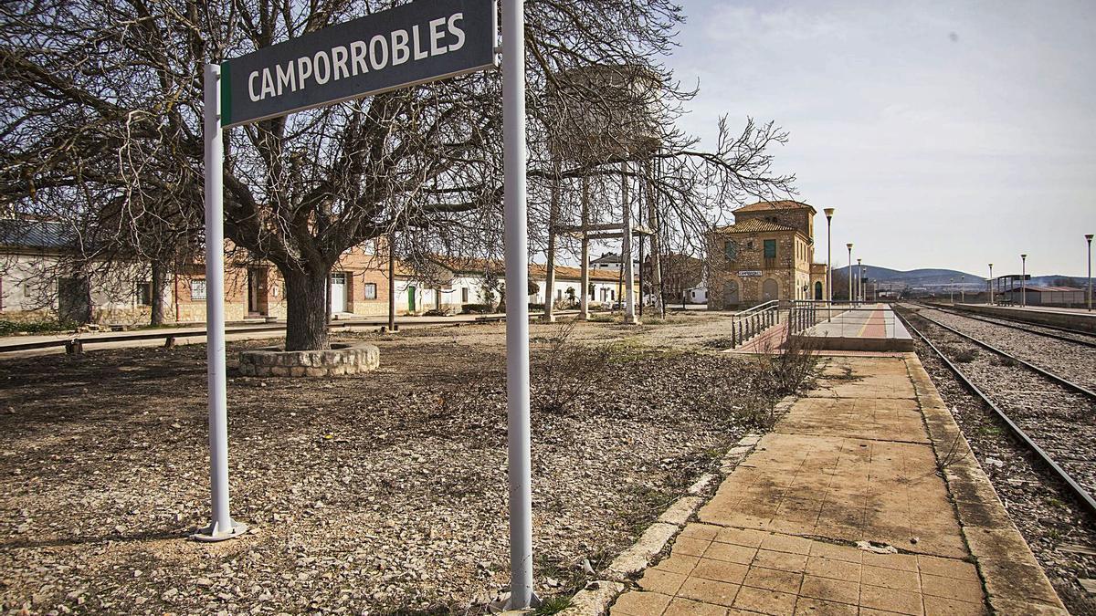 Imagen de archivo con el apeadero de tren de la estación de Camporrobles, al fondo. | F. BUSTAMANTE