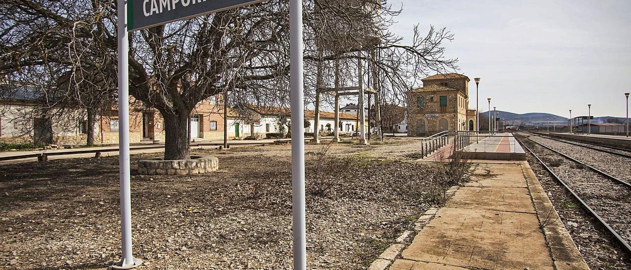 Imagen de archivo con el apeadero de tren de la estación de Camporrobles, al fondo. | F. BUSTAMANTE