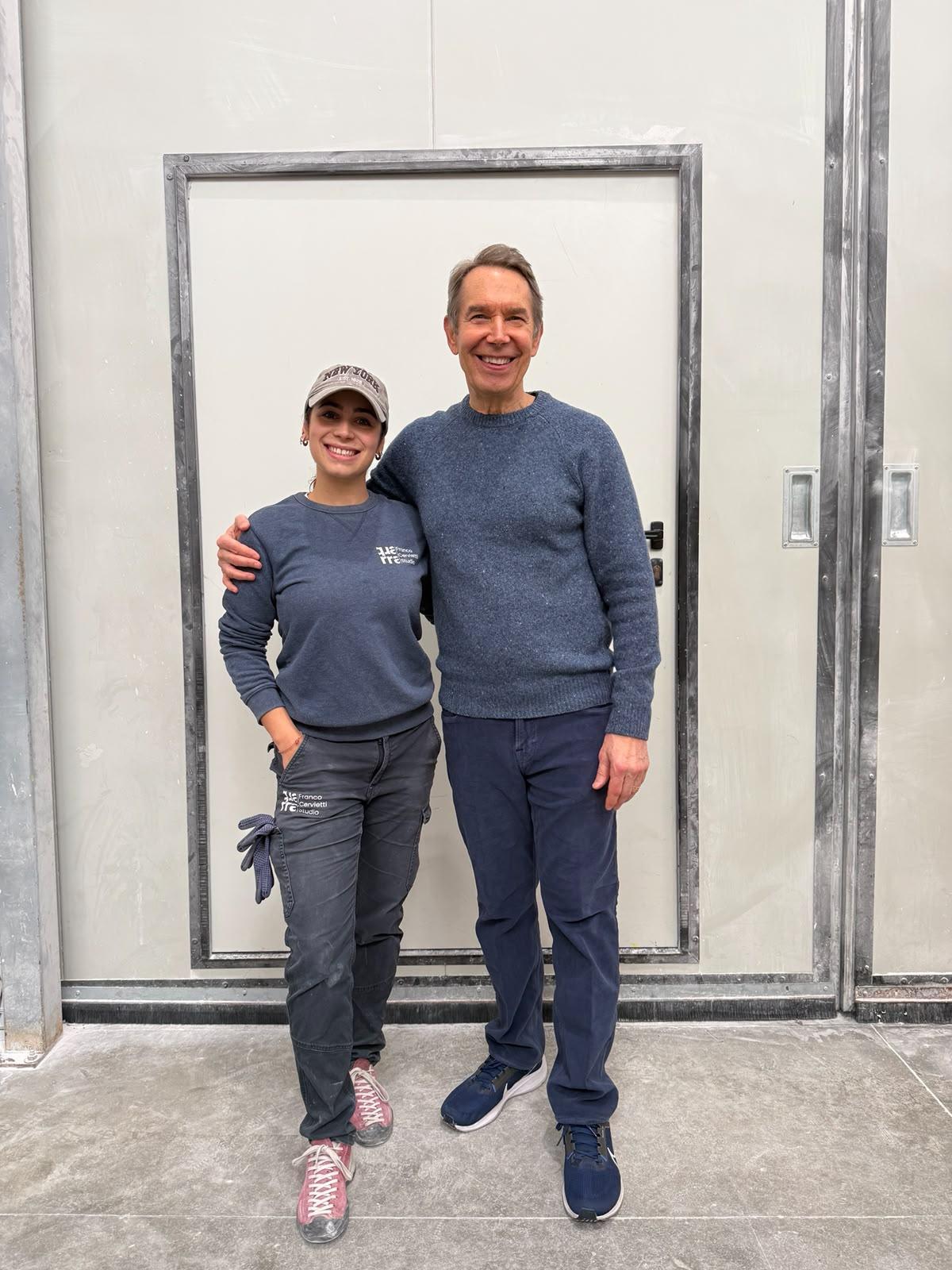 Leticia posa junto al artista estadounidense Jeff Koons