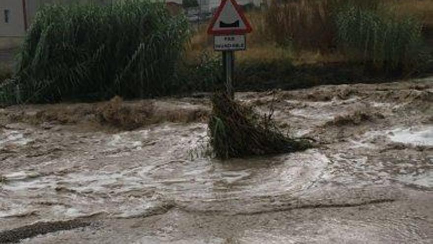 L&#039;aigua desbordada a la riera de Castellet, el 22 de juliol del 2016