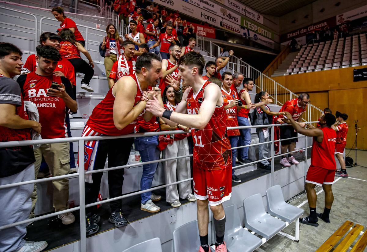 Les millors fotos de la celebració de la permanència del Baxi Manresa a Fontajau