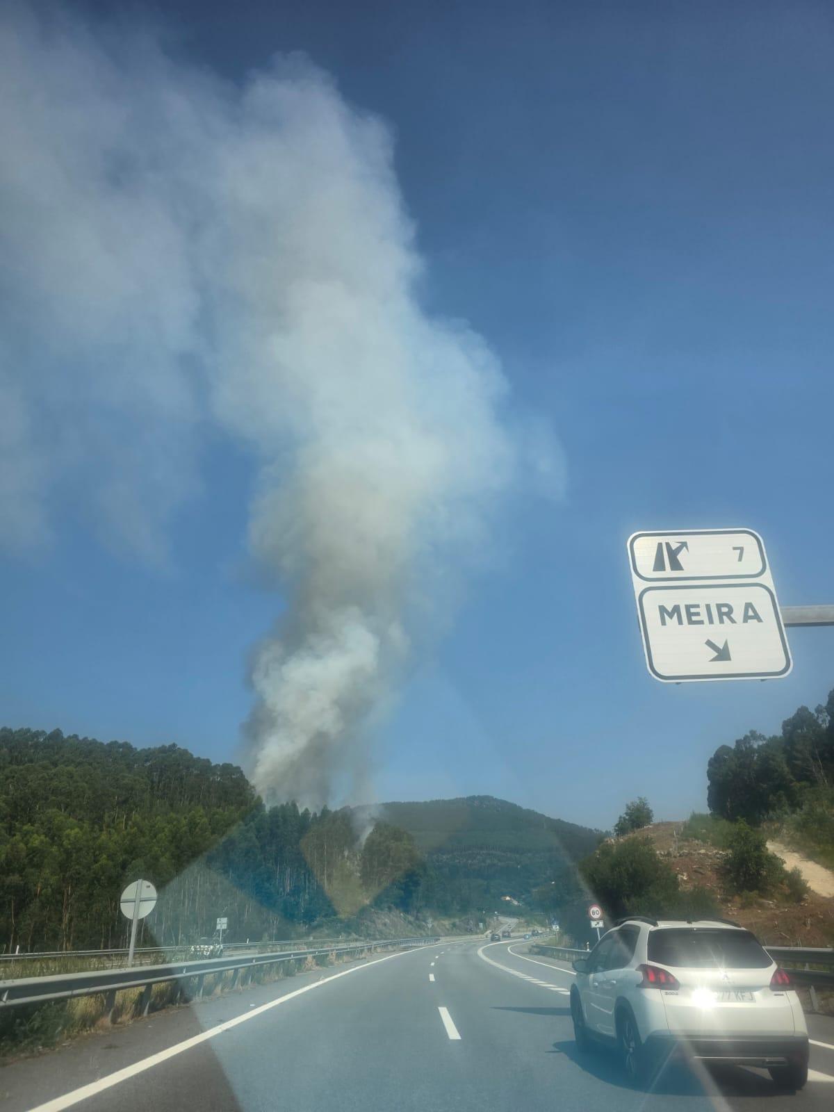 Un incendio junto al Corredor do Morrazo en Meira obliga a movilizar medios aéreos