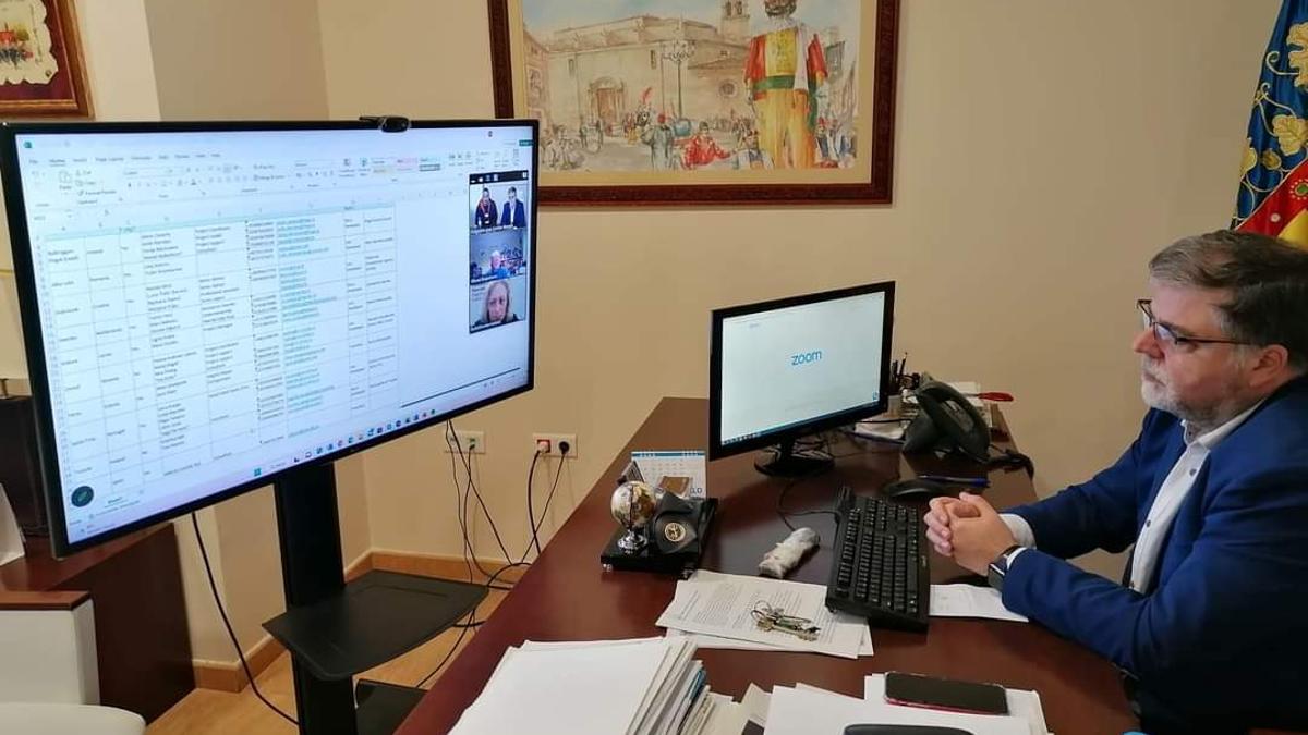 El alcalde de Villena, Fulgencio Cerdán, durante la reunión telemática con la red de ciudades europeas.