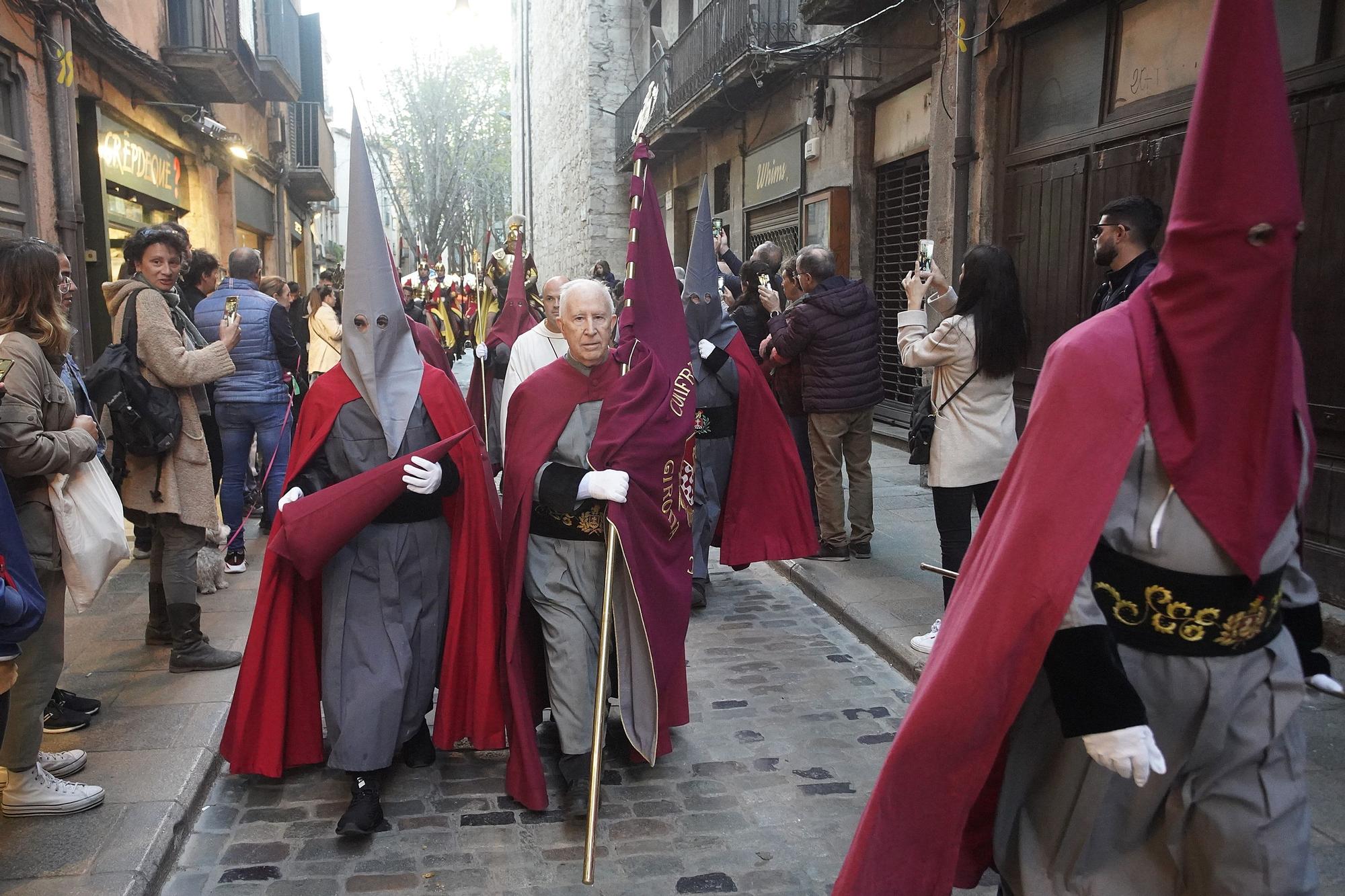 Els Manaies de Girona lliuren el penó a Narcís Reixach enmig de l’emoció de la normalitat