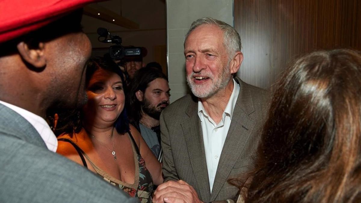 Corbyn conversa con partidarios suyos durante un acto electoral, en Londres, este martes.