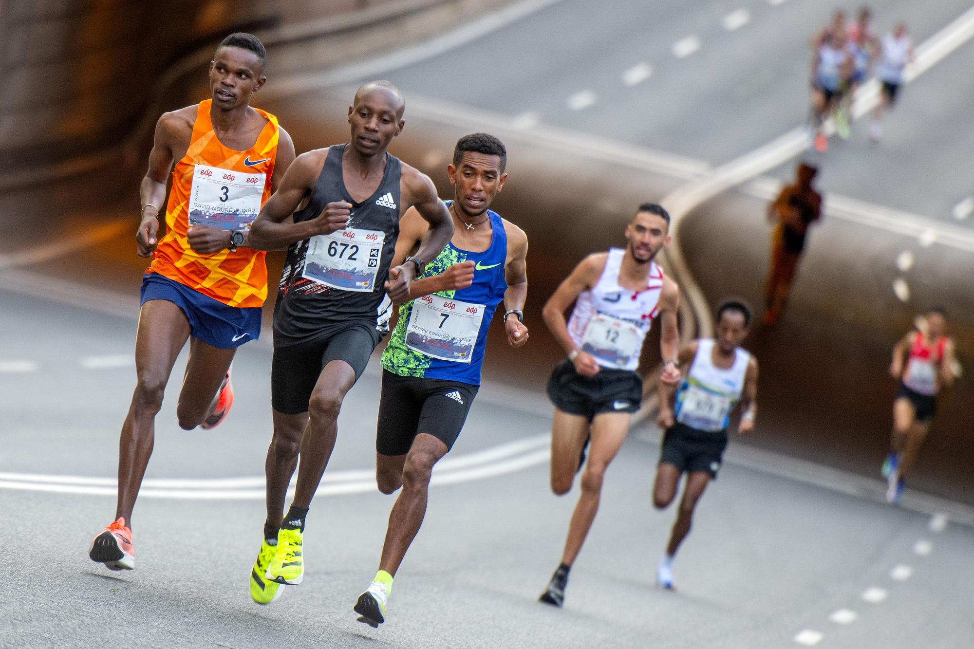 Sabastian Kimaru (672) ejerce de liebre en el Medio Maratón de Sevilla, que acabó ganando.