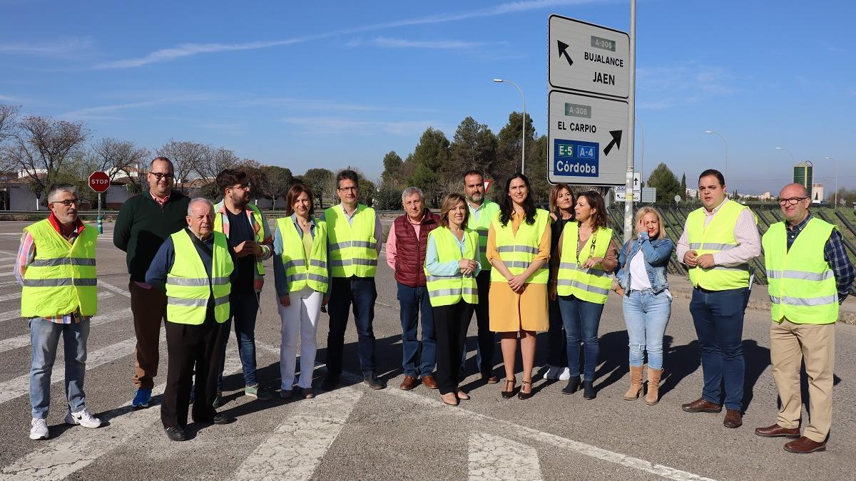 Alcaldes, parlamentarios y concejales del PSOE de las provincias de Córdoba y Jaén en el acto reivindicativo celebrado en El Carpio.