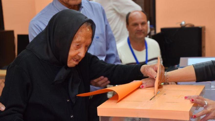 Pascuala Bermúdez votando en Trabazos