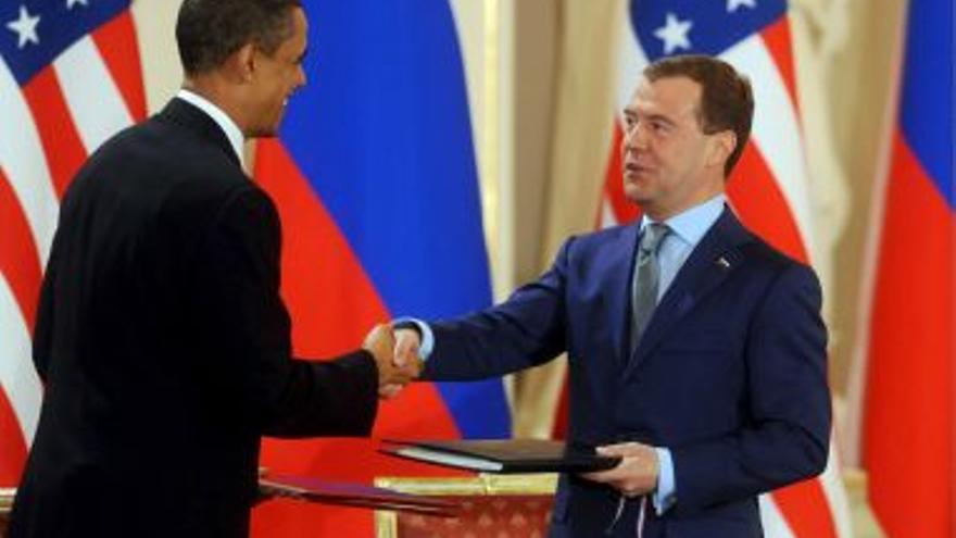 Obama y Medvédev firman en Praga el nuevo tratado de reducción de armas nucleares