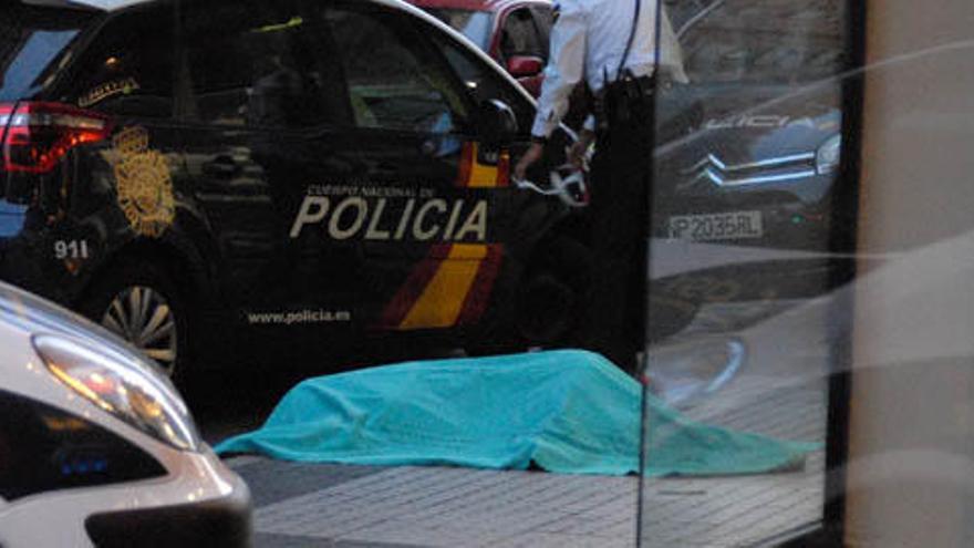 El cadáver de Toñi Torres -debajo de la manta azul- tras arrojarse desde su piso en la calle Galicia de la capital.