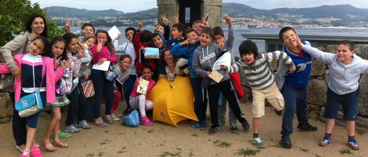 El grupo de alumnos del colegio Ría de Vigo que participaron en la visita guiada posan en la fortaleza de O Castro.