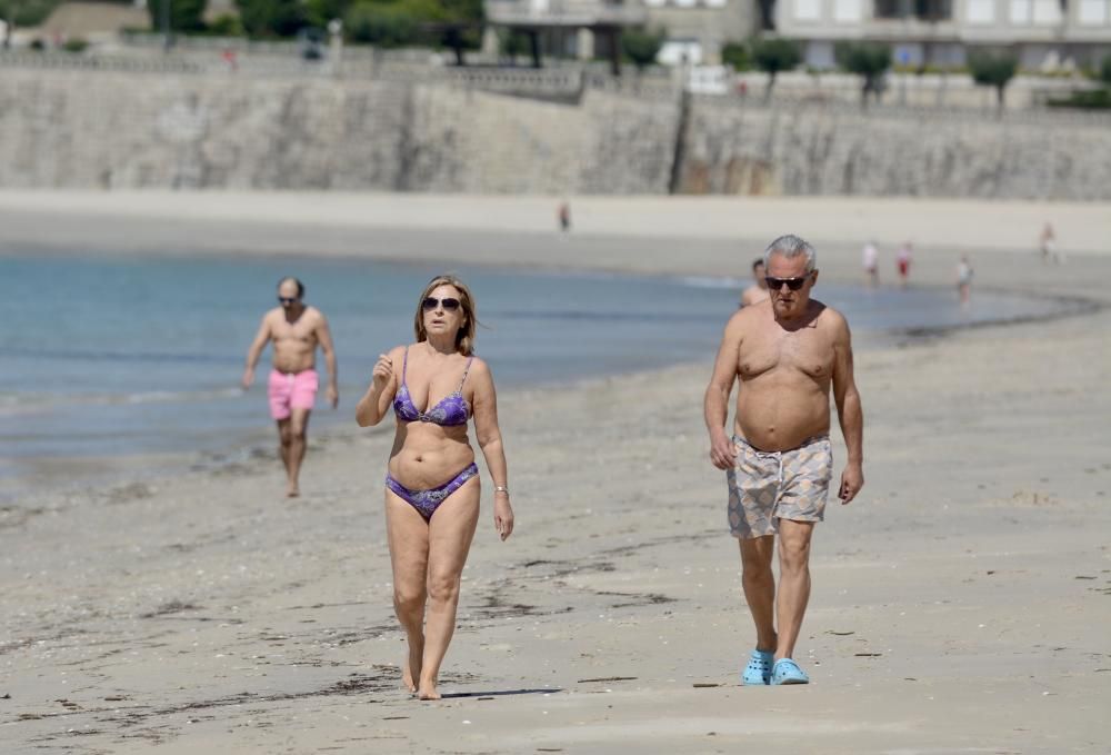 Paseo por la playa y terraza: el paraíso de la fase 1 de la desescalada en Galicia