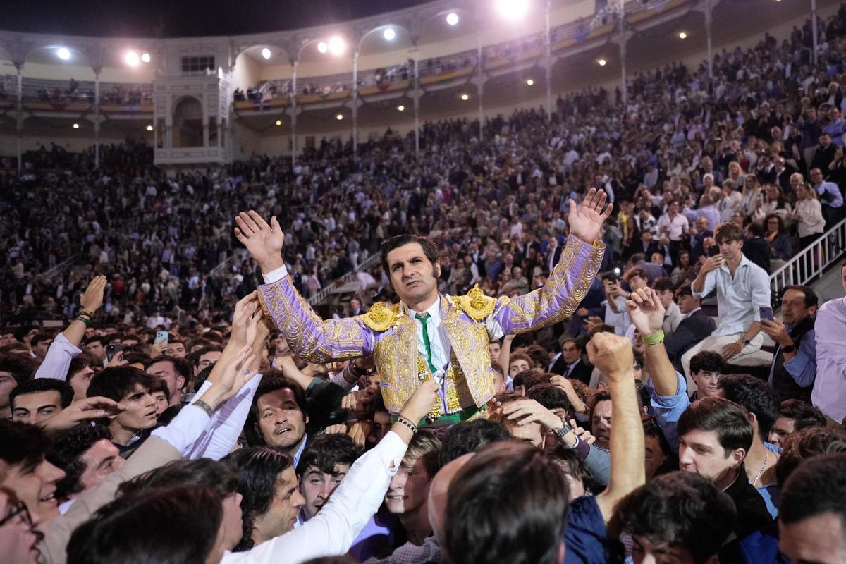 Morante sale por la Puerta Grande tras cortarse la coleta en Las Ventas.