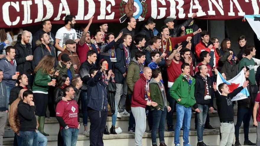 Peñas en el Fondo Norte de Pasarón durante el partido de liga ante el Rácing de Ferrol. // Rafa Vázquez